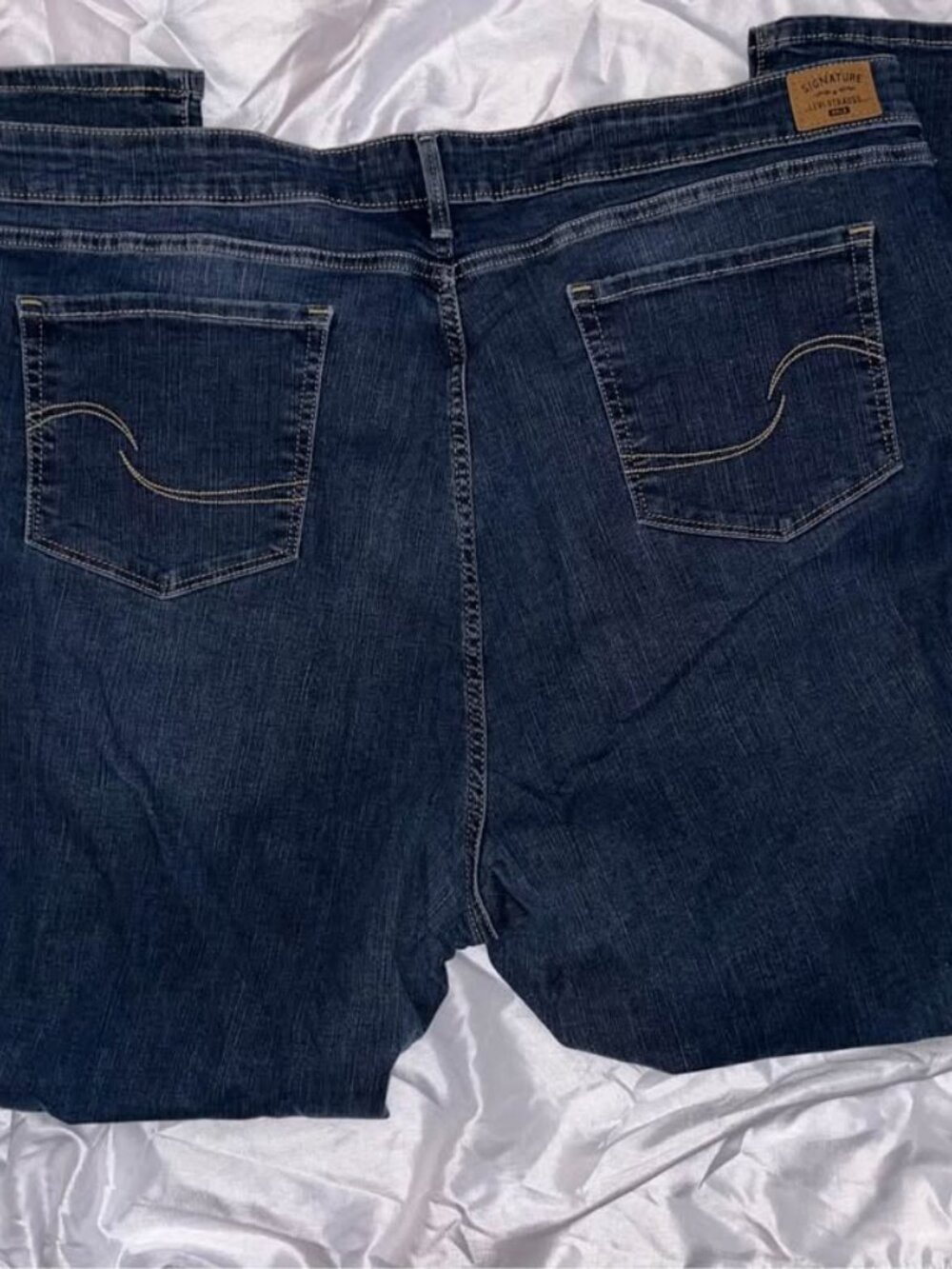 Levi’s Signature Gold Mid Rise Straight Blue Jeans, size 26M